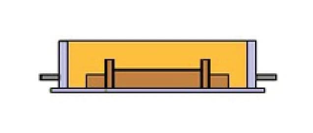 Foto Il fonditore prepara la parte inferiore dello stampo, il semimodello è ricoperto di sabbia.