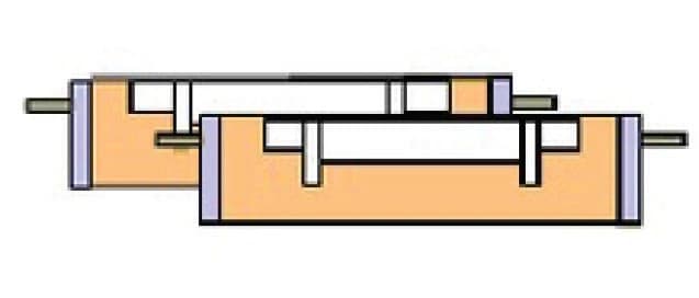 Foto Il fonditore rimuove quindi i semi-modelli, fora gli sfiati e ritocca le impronte se necessario.